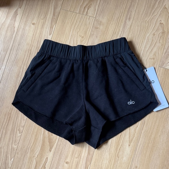 NWT ALO Yoga IN THE AIR DOLPHIN SHORT
